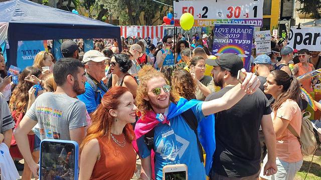 סתיו שפיר בהתכנסות מצעד הגאווה 2019 בתל אביב ()