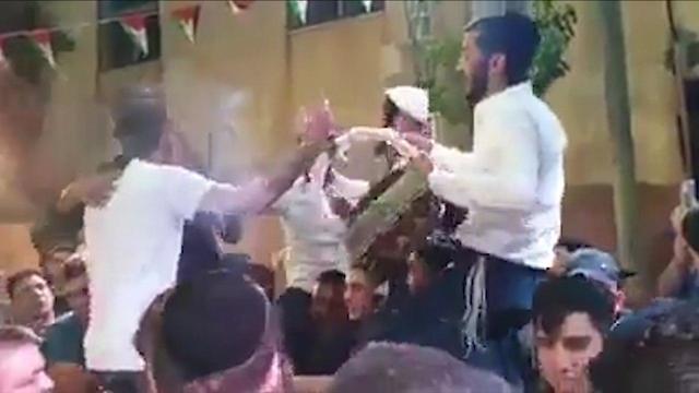 קבוצת ישראלים שהשתתפו בחתונה פלסטינית בכפר דיר קדיס ליד רמאללה עוררה זעם בקרב פעילים פלסטינים המתנגדים לנורמליזציה עם ישראל ()