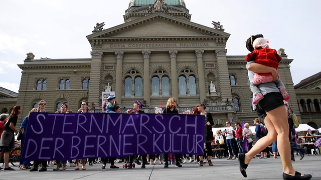 שביתת נשים שביתה  הפגנה ב שווייץ נגד אי שוויון ב עבודה מגדר
