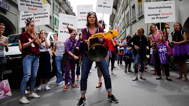 Обделенные швейцарские дамы. Фото: AFP