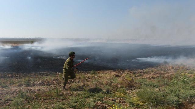 שריפות בכפר עזה (צילום: אביב הרץ, TPS)