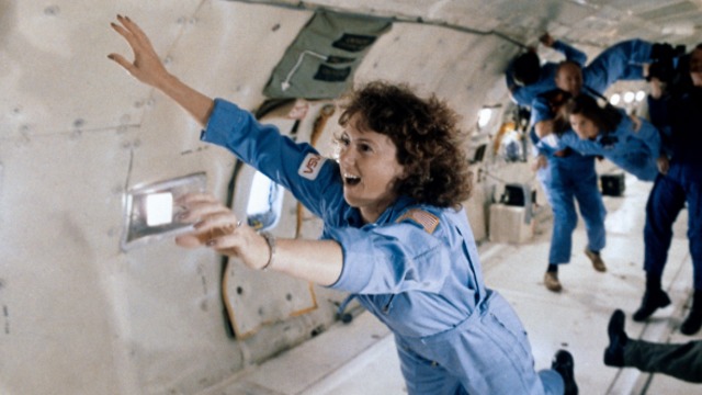 נבחרה מבין 11,000 מועמדים ובסופו של דבר נהרגה בדרך לחלל. כריסטה מקאוליף באימונים למשימה (צילום: נאס