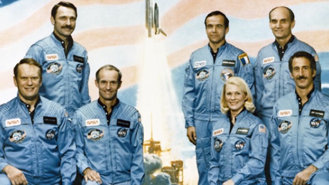 המשקיף מטעם הקונגרס הצטיין בעיקר כחולה במחלת חלל. גארן (למעלה מימין) עם צוות המעבורת (צילום: נאס