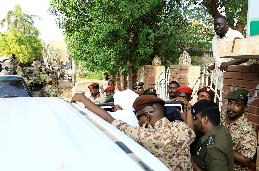 ה רודן עומאר אל באשיר נשיא סודן לשעבר תמונות ראשונות מאז ה הפיכה (צילום: רויטרס)