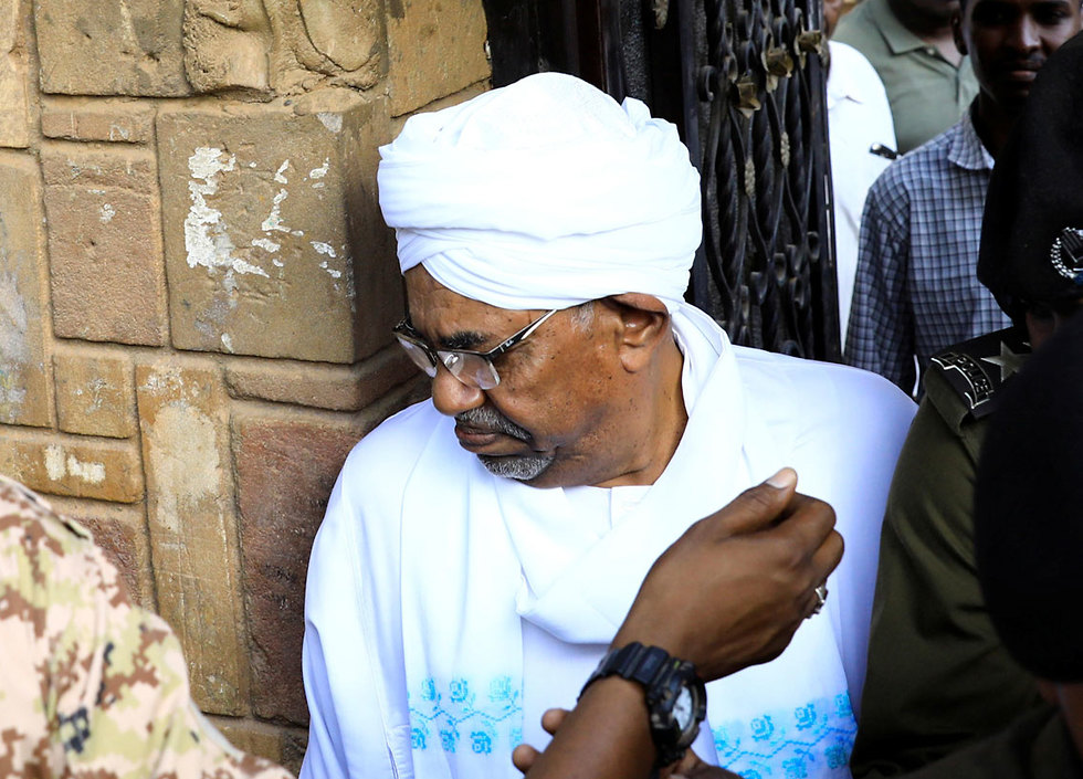 ה רודן עומאר אל באשיר נשיא סודן לשעבר תמונות ראשונות מאז ה הפיכה (צילום: רויטרס)