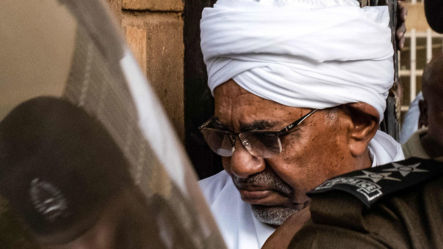 ה רודן עומאר אל באשיר נשיא סודן לשעבר תמונות ראשונות מאז ה הפיכה (צילום: AFP)