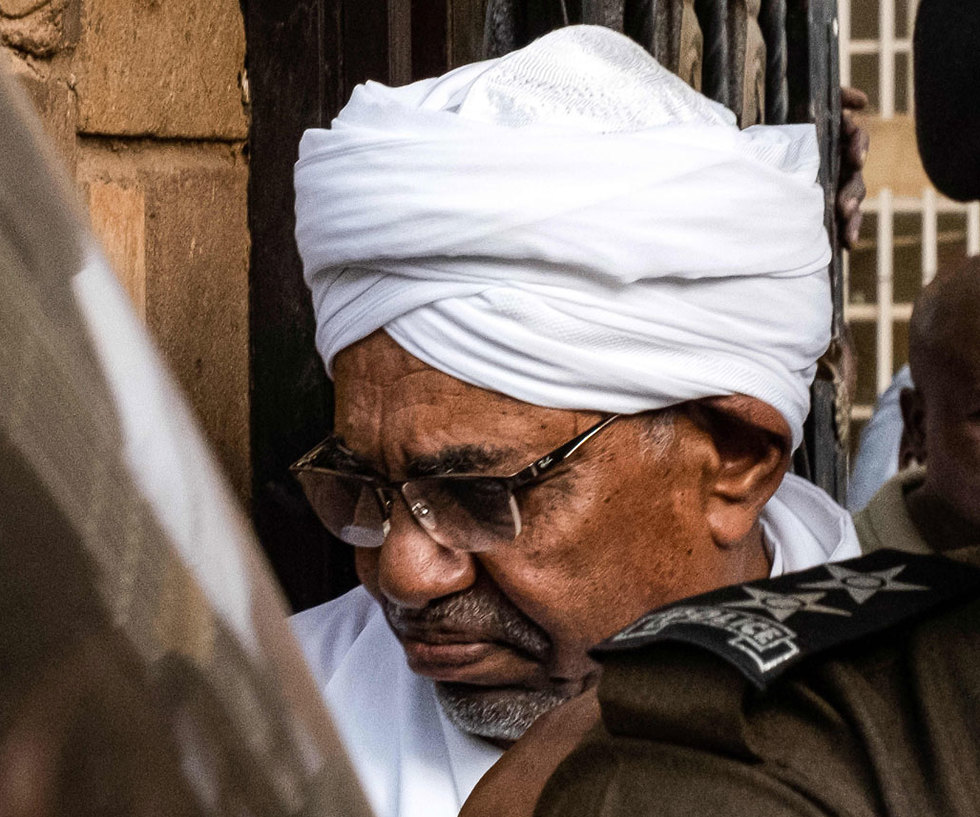 ה רודן עומאר אל באשיר נשיא סודן לשעבר תמונות ראשונות מאז ה הפיכה (צילום: AFP)