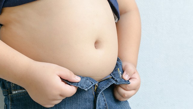 ילד שמן השמנה ילדים עודף משקל (צילום: shutterstock)