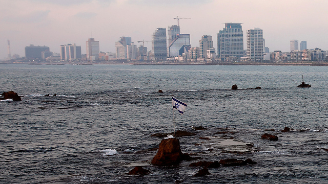 מזג אוויר דגל ישראל על סלע אנדרומדה מול נמל יפו (צילום: רויטרס)