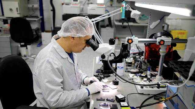 A worker at the Mellanox lab (Photo: Reuters)