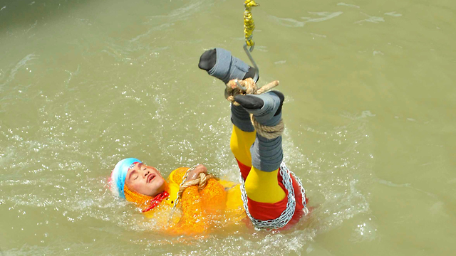 צ'נצאל לאהירי קוסם הודו מורד כבול אל מי הנהר טבע למוות (צילום: רויטרס)