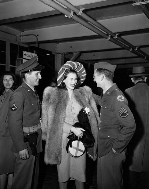 מעיל פרווה וכובע. 1941 (צילום: AP)