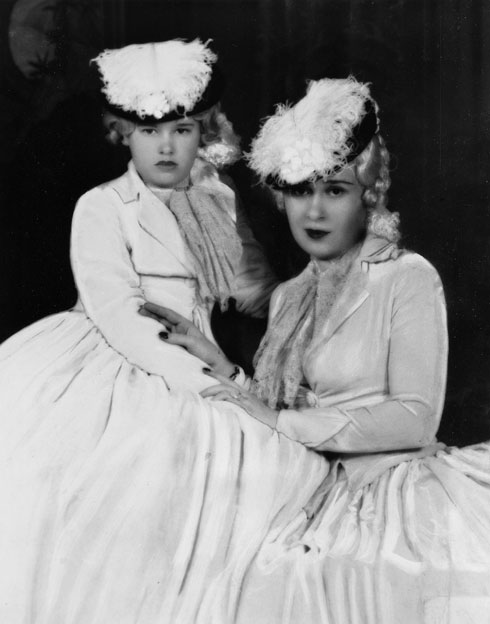 גלוריה ונדרבילט הילדה עם אמה, 1934 (צילום: AP)