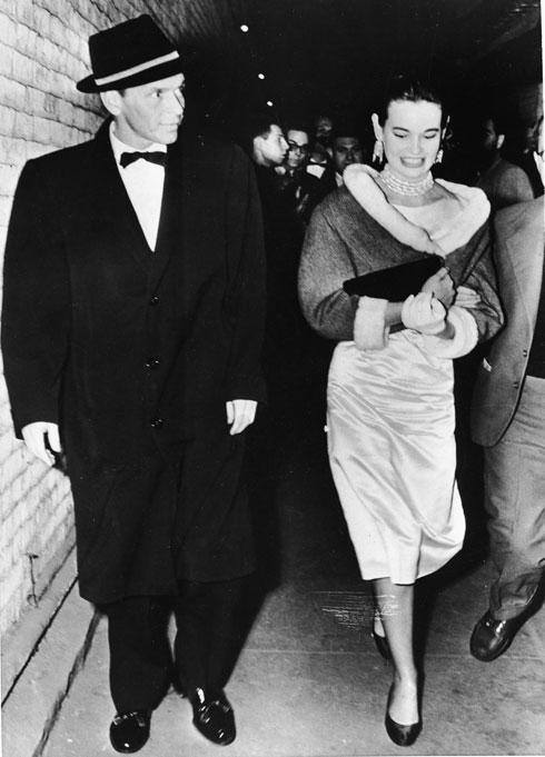 עם פרנק סינטרה בסוף שנות ה-50 (צילום:  Hulton Archive/GettyimagesIL)
