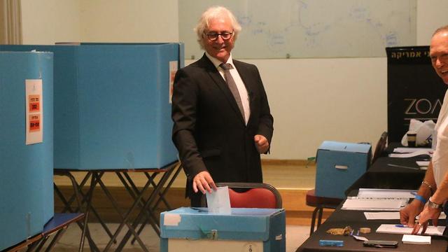 ציון אמיר מגיע להצביע לבחירות לראשות הלשכה לעורכי הדין (צילום: מוטי קמחי)