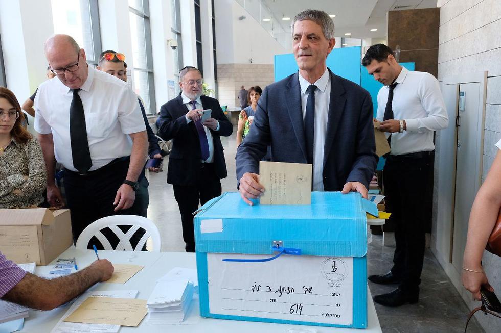 אבי חימי מגיע להצביע לבחירות לראשות הלשכה לעורכי הדין (צילום: שאול גולן)