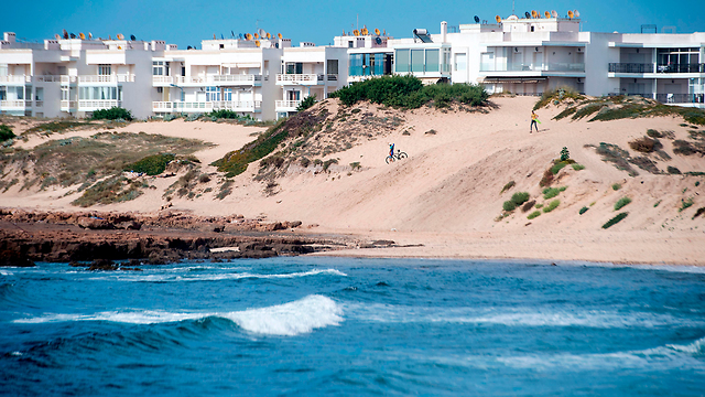 מרוקו חול מאפיה גונבת דיונות חוף חופים חולות (צילום: AFP)