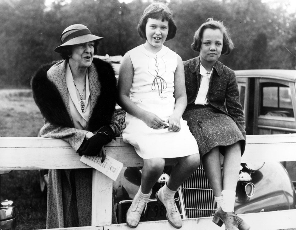 היתה בת 15 חודשים בלבד כשאביה, איש העסקים רג'ינלד ונדרבליט, הלך לעולמו. ונדרבילט בת ה-11 (במרכז) בשנת 1935 (צילום: AP)