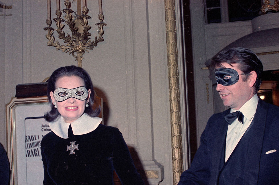 עם בעלה הרביעי וויאט אמורי קופר בנשף מסכות של טרומן קפוטה, 1966 (צילום: AP)