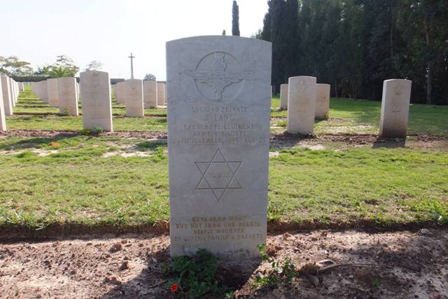 Могила британского солдата еврея. Фото: Леон Левитас