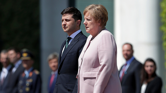 קנצלרית גרמניה אנגלה מרקל עם נשיא אוקראינה וולודימיר זלנסקי קבלת פנים ברלין (צילום: AP)