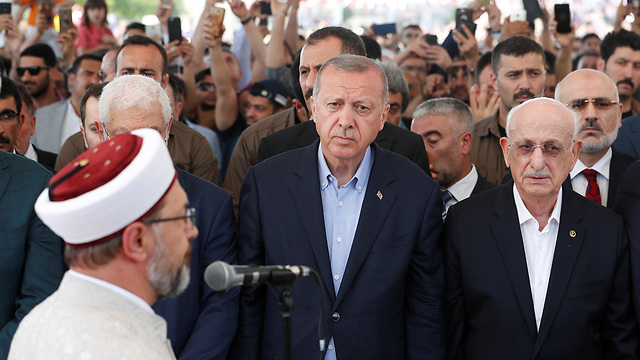 נשיא טורקיה ארדואן תפילה לזכר נשיא מצרים מורסי  (צילום: רויטרס)