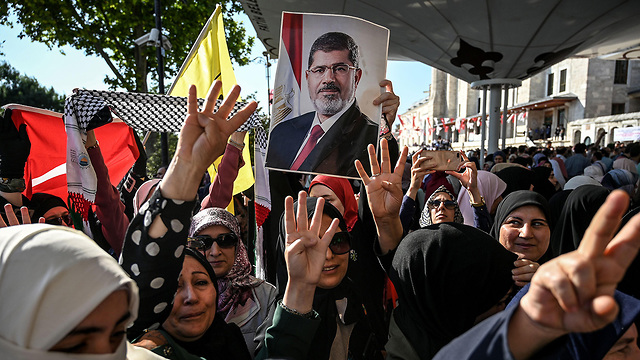טורקיה איסטנבול אנשים מתאבלים על נשיא מצרים לשעבר מוחמד מורסי (צילום: AFP)