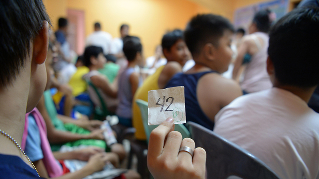 הפיליפינים ילדים פיליפינים בניתוח מילה  (צילום: AFP)