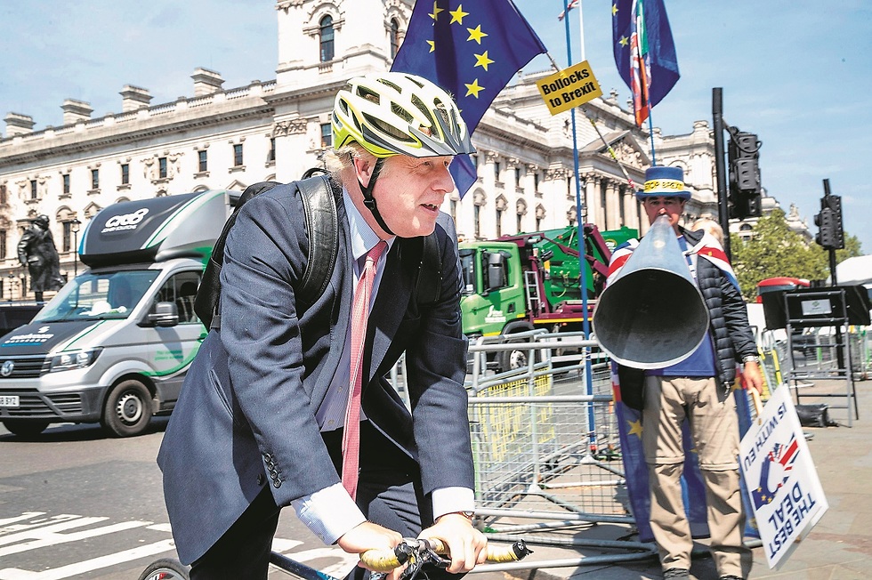 בוריס ג'ונסון רוכב על אופניים (צילום: AFP)