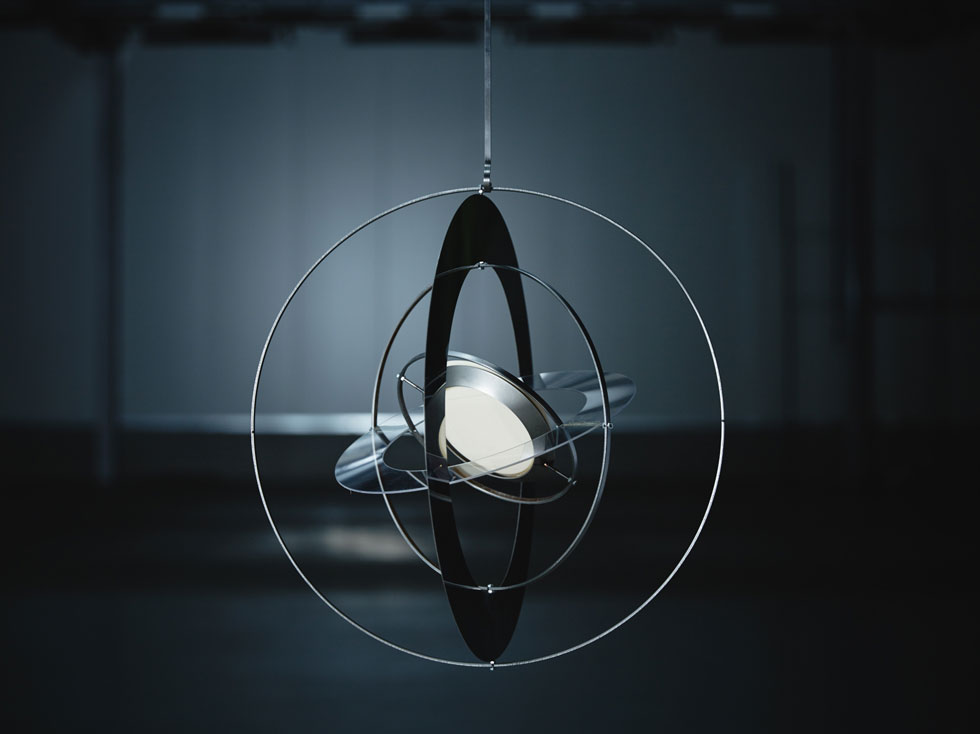 אחד הדגמים של המנורה הסולארית בעיצובו של אולאפור אליאסון לאיקאה. ''קוצרת שמש'' ביום, מאירה בלילה (צילום: inter ikea systems)