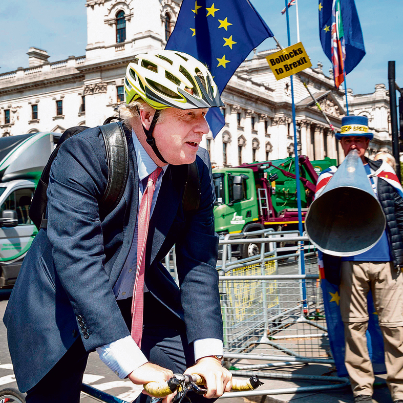 ג'ונסון על האופניים הציבוריים, שאותם הכניס כשירות לתושבי לונדון כשהיה ראש העיר. מאז, הם זכו לכינוי "אופני בוריס"