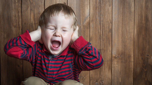 ילד אוטם אוזניים (צילום: Shutterstock)