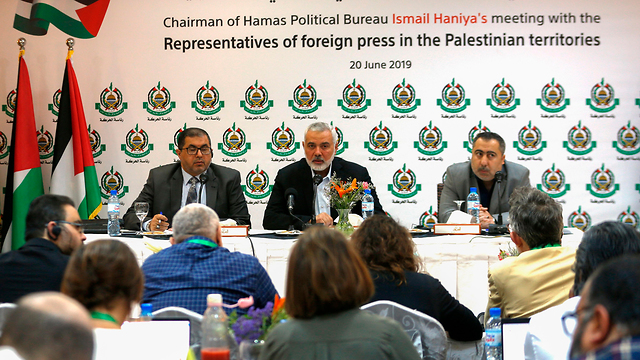 מנהיג חמאס איסמעיל הנייה נפגש עם עיתונאים זרים בעזה (צילום: AFP)
