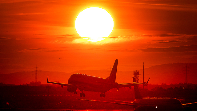 שבדיה מטיילים שנוסעים במקום לטוס כדי לא לזהם (צילום: AP)