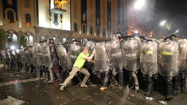 הפגנות בגאורגיה (צילום רויטרס)