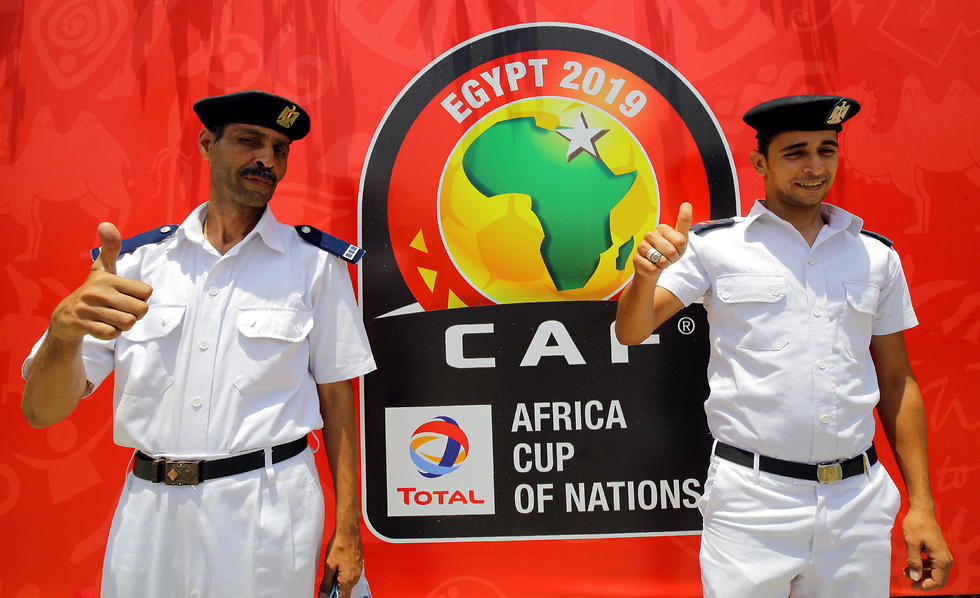 שוטרים מצריים נערכים למשחקים (צילום: EPA)