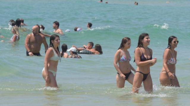 Отдыхающие на пляже в Тель-Авиве. Фото: Моти Кимхи
