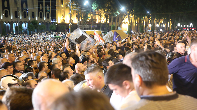 גאורגיה מהומות בגלל ביקור חבר פרלמנט מ רוסיה טביליסי (צילום: EPA)
