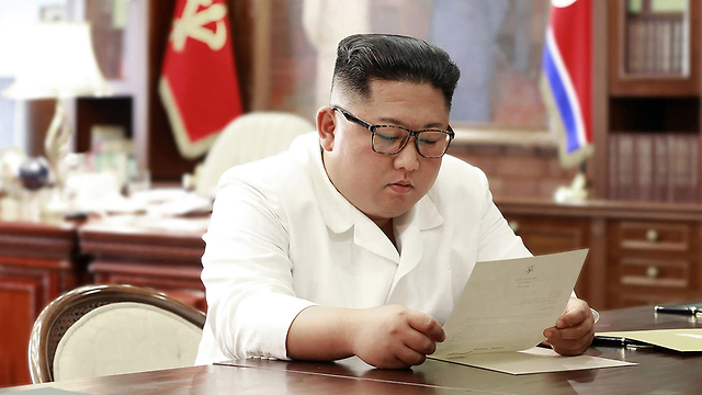 שליט צפון קוריאה קים ג'ונג און קורא מכתב שקיבל מ דונלד טראמפ ארה