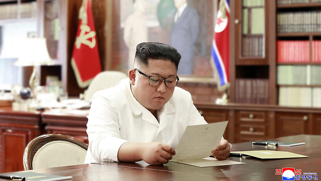 שליט צפון קוריאה קים ג'ונג און קורא מכתב שקיבל מ דונלד טראמפ ארה