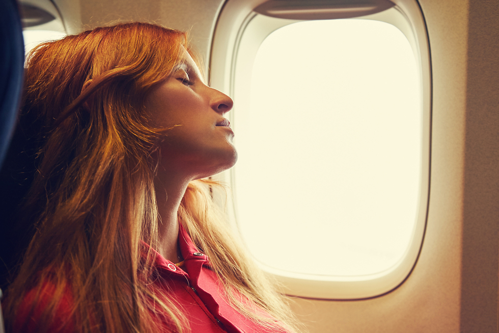 אישה ישנה במטוס (צילום: shutterstock)