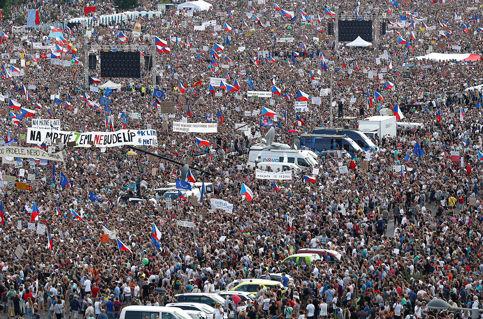 צ'כיה הפגנה ב פראג נגד אנדרה באביש ראש הממשלה (צילום: AP)