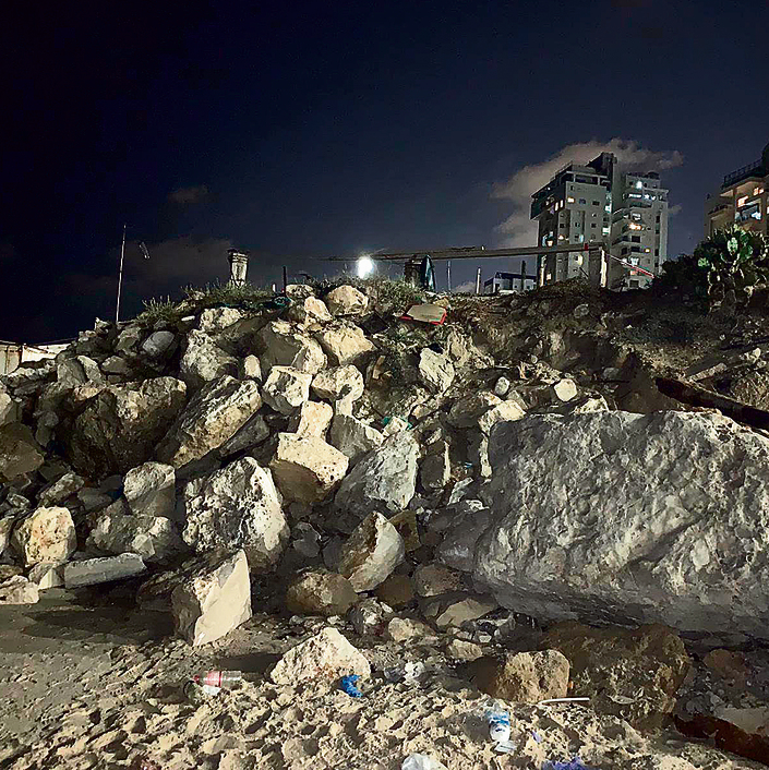 Место гибели Тимофея - валуны на пляже в Бат-Яме. Фото: Меир Турджеман
