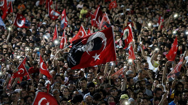 Istanbul residents celebrate the opposition win in the mayoral race (Photo: Reuters)