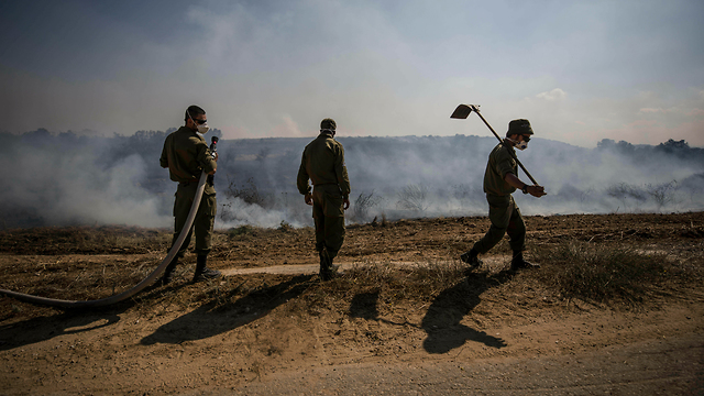 Тушение пожаров на территориях, прилегающих к Газе. Фото: AP