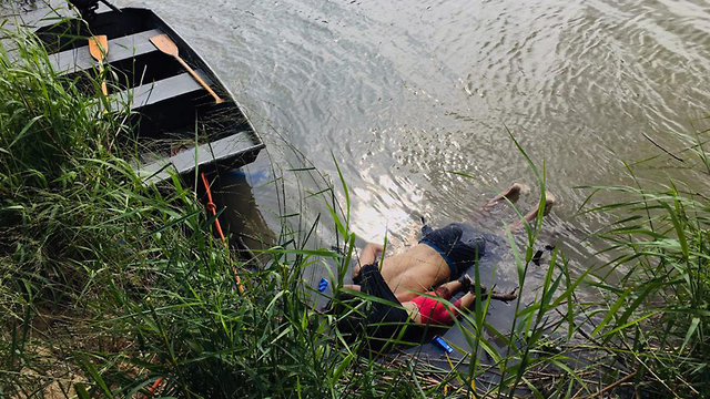 Oscar Alberto Martinez and his 23-month-old Angie Valeria Martinez drowned in June trying to cross the Rio Grande River in order to enter the U.S. from Mexico (Photo: AFP)