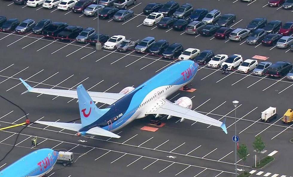 מטוס בואינג 737 חונה בסיאטל (צילום: KING5)