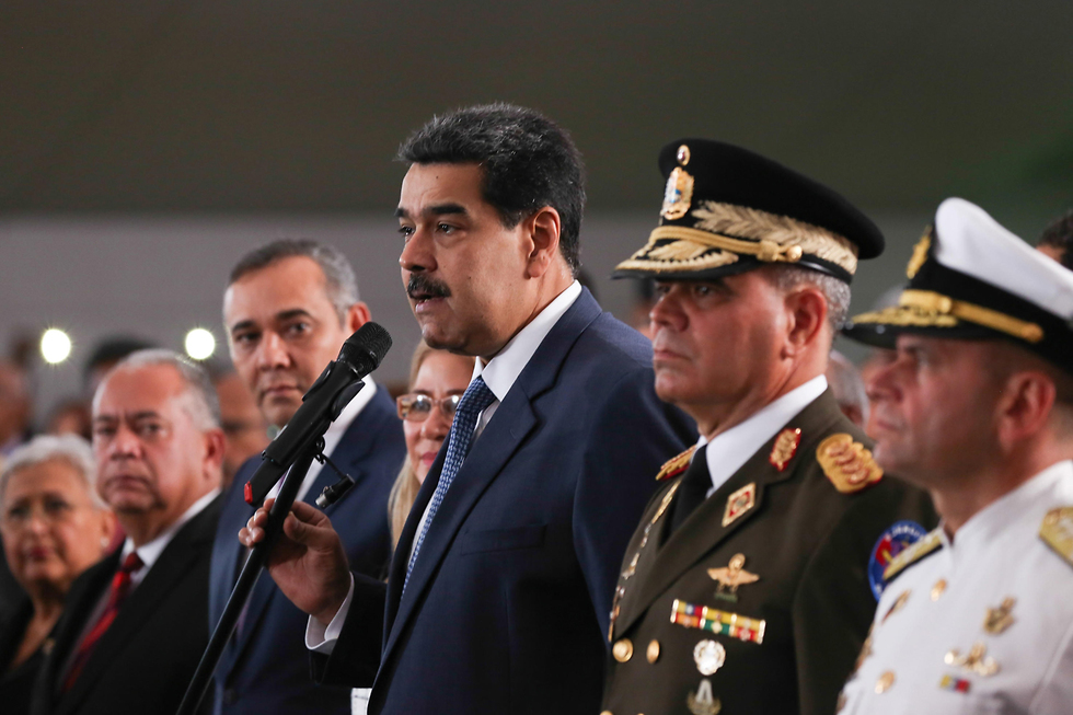 ניקולאס מדורו נשיא ונצואלה לצד שר ההגנה ולדימיר פדרינו לופס ונשיא העליון מייקל מורנו (צילום: AFP)