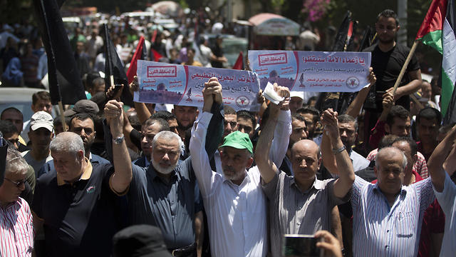 Hamas heads Ismail Haniyeh and Yahya Sinwar attend Gaza Strip protest against Bahrain summit (Photo: AP)
