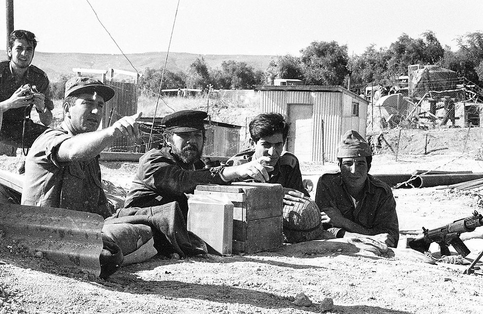Dahn Ben-Amotz, radio broadcaster, journalist, playwright, author, performs for troops  in Sinai, 1969 (Photo: Dan Hadani Collection, National Library )